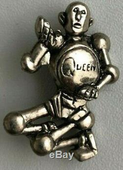Queen News of the world USA promo pin from 1977 excellent condition