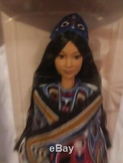 1999 Côte Nord-ouest Amérindien Barbie Doll Du Monde Nouveau Dans L'encadré