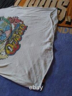 T-shirt Rare Vintage des années 1970 de la tournée américaine du groupe Queen News Of The World avec Frank le robot