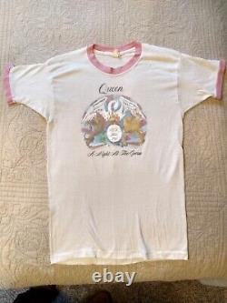 T-shirt et billet rares de la tournée 'Vintage Queen News of the World Tour 1977' au Boston Garden.
